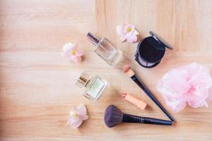 Parfüm und Make-up-Kosmetik auf Holzhintergrund foto