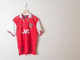 bangkok, thailand - 18. jan 2022 - arsenal retro shirt home trikot saison 1996-1998 foto