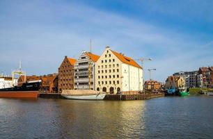 danzig, polen, 15. april 2018 nationales maritimes museumsgebäude mit schiff, boot und yacht auf mottlau-wasservordergrund mit blauem himmelhintergrund foto
