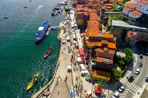 porto, portugal - 23. juni 2017 leute gehen auf den straßen im stadtzentrum ribeira von der luis-brücke während des stadttages foto