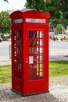 leiria, portugal - 22. juni 2017 rote telefonzelle mit bibliotheksbüchern im inneren foto