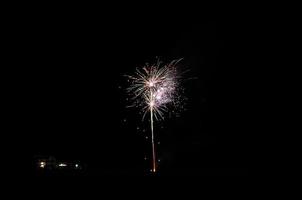 einzelnes Feuerwerk in der Nacht auf einer Party foto