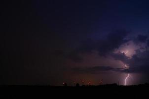 Blitz rechts von Windrädern foto