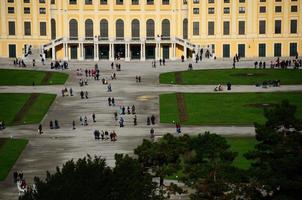 viele touristen im schloss in wien foto