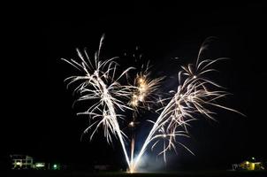 riesiges Feuerwerk in der Nacht auf einer Party foto