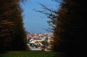 Herbstwald mit Blick auf die Stadt foto