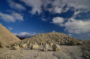 Kalksteine und schöner Himmel foto