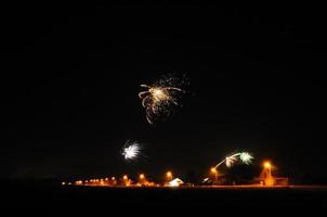 Feuerwerk mit Straßenbeleuchtung foto