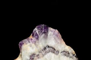 Amethystmineral auf Schwarz foto