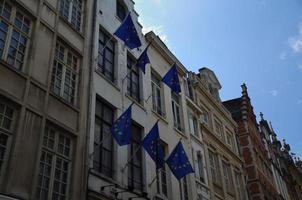 Europäische Flaggen in der Stadt foto