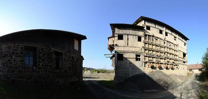 Gebäude in einem Bergwerkspanorama foto