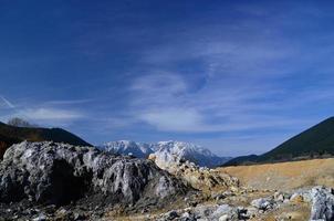 Steinbruch und hoher Berg foto