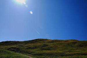 grüner hügel beim wandern foto