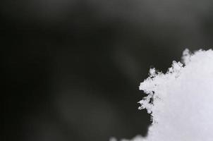 schöne Schneekristalle mit Grau und Schwarz foto