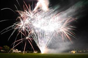 riesiges helles Feuerwerk foto