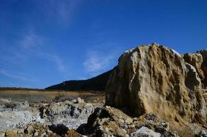 Steinbruchabbau mit blauem Himmel foto