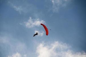 Fallschirmspringer, der am Himmel fliegt foto