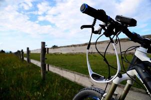 Mountainbike-Brille am Zaun foto