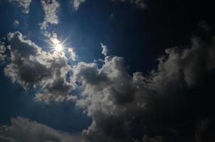 Wolken und Sonnenstrahlen foto