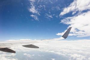 blauer Himmel mit Wolken im Flugzeug foto