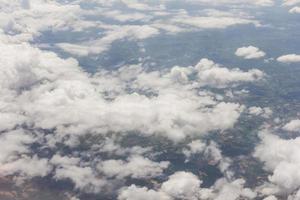 blauer Himmel mit Wolken im Flugzeug foto