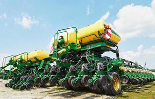 Nahaufnahme der Sämaschine am Traktor im Feld. Landmaschinen für die Aussaat von Frühjahrsarbeiten foto