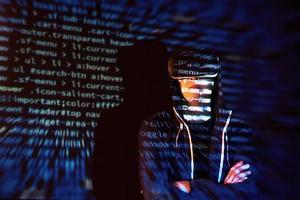 Cyber-Angriff mit nicht erkennbarem Hacker mit Kapuze unter Verwendung von virtueller Realität, digitaler Glitch-Effekt foto