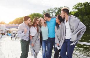 eine Gruppe junger und erfolgreicher Menschen im Urlaub am Pier in der Sonne foto