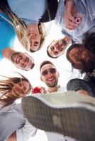 sommerferien, glückliche menschen - eine gruppe von teenagern, die mit einem glücklichen lächeln auf seinem gesicht nach unten schauen. foto