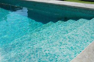 Türkisfarbenes Schwimmbad ohne Menschen. sonniger tag, spanien foto