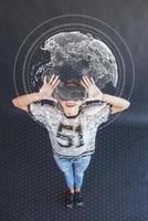 junges schönes Mädchen bekommt positive Emotionen mit einer Virtual-Reality-Brille. Die Frau spielt ein Spiel mit Augmented Reality. virtuelle Weltkarte foto