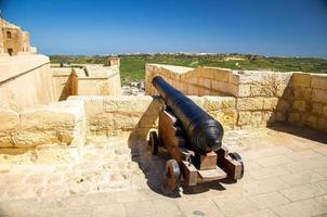 gozo island, malta - 12. märz 2017 kanone an den wänden der alten mittelalterlichen burg cittadella tower, auch bekannt als zitadelle, castello in der stadt victoria rabat foto