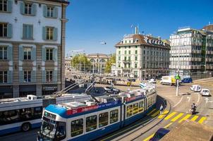 Zürich, Schweiz - 13. September 2016 Straßenbahn auf dem Platz der Stadt Zürich, Schweiz foto