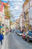 prag, tschechische republik, 13. mai 2019 schmale straße mit kopfsteinpflaster im alten historischen stadtzentrum foto