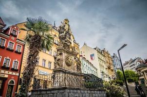 karlsbad, tschechische republik, 10. mai 2019 dreifaltigkeitssäule in der nähe der marktkolonnade foto