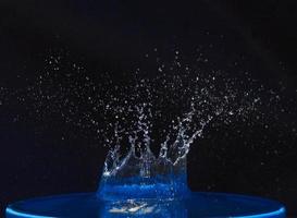 Spritzer Wasserkrone auf blaue Oberfläche. foto