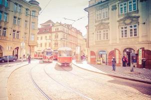 prag, tschechische republik, 13. mai 2019 typische alte retro vintage straßenbahn auf schienen in der nähe der straßenbahnhaltestelle in den straßen foto