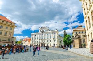 Prag, Tschechische Republik, 13. Mai 2019 Palast des Erzbischofs auf dem Platz Hradcanske Namesti foto