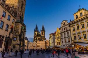 Prag, Tschechische Republik, 13. Mai 2019 Menschen gehen auf dem Altstädter Ring Stare Mesto spazieren foto