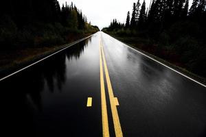 Wet Cassiar Highway durch Nord-Britisch-Kolumbien foto