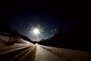 Sonnenlicht auf der Winterstraße foto