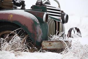 Verlassener alter landwirtschaftlicher Lastwagen im Winter foto