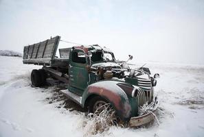 Verlassener alter landwirtschaftlicher Lastwagen im Winter foto