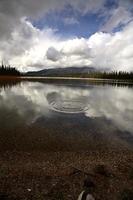 kleiner bergsee im malerischen alberta foto