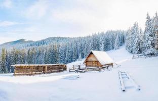 Schönes Holzhaus an einem sonnigen Wintertag. foto