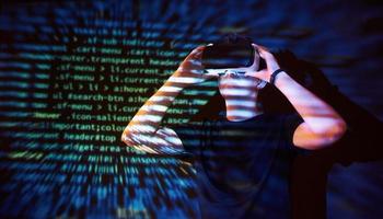 Die Doppelbelichtung eines weißen Mannes und eines Virtual-Reality-Headsets ist vermutlich ein Spieler oder Hacker, der den Code mit Codezeilen in ein sicheres Netzwerk oder einen sicheren Server knackt foto