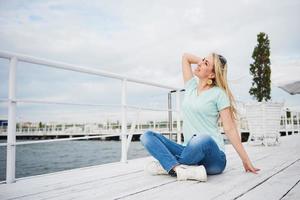 Porträt eines glücklichen jungen Mädchens entspannt das Wasser foto