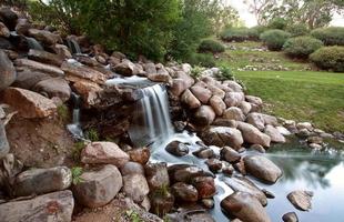 Wasserfall im Crescent Park in Elchkiefer Saskatchewan foto