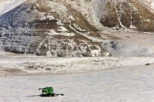 Mähdrescher und Hügel im Winter Saskatchewan foto