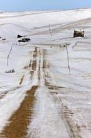 verlassene Gebäude und Straße im Winter Saskatchewan foto